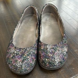 Algeria Petal flats size 11 women’s leather shoes. Purple kaleidoscope pattern